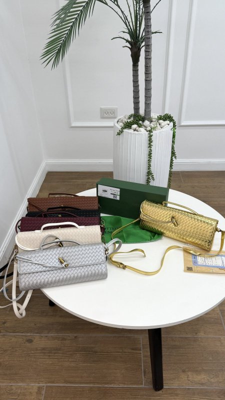 شنطة - بوتيغا / شامل علبة الشركة